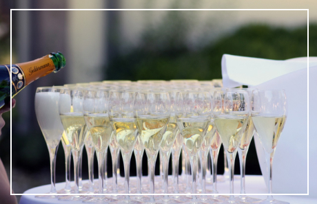 Billede af en champagne glas der bliver fyldt op - Bryllupsfest