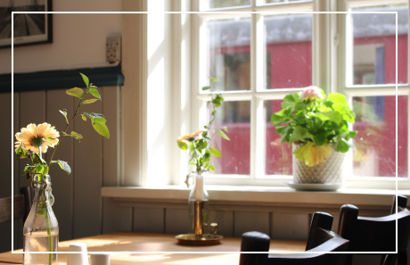 Billede af et vindue indefra Restaurant Vrads Station - Mindehøjtidelighed