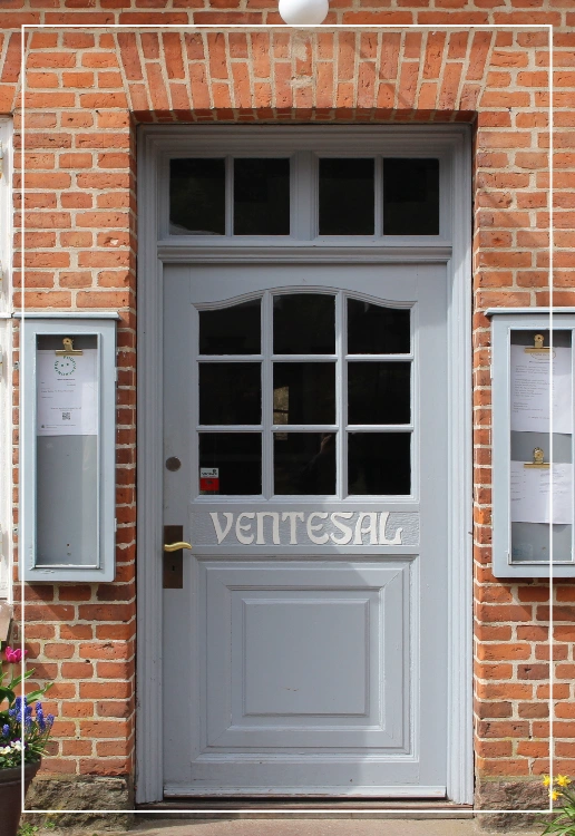 Billede indefra ventesalen på Restaurant Vrads Station